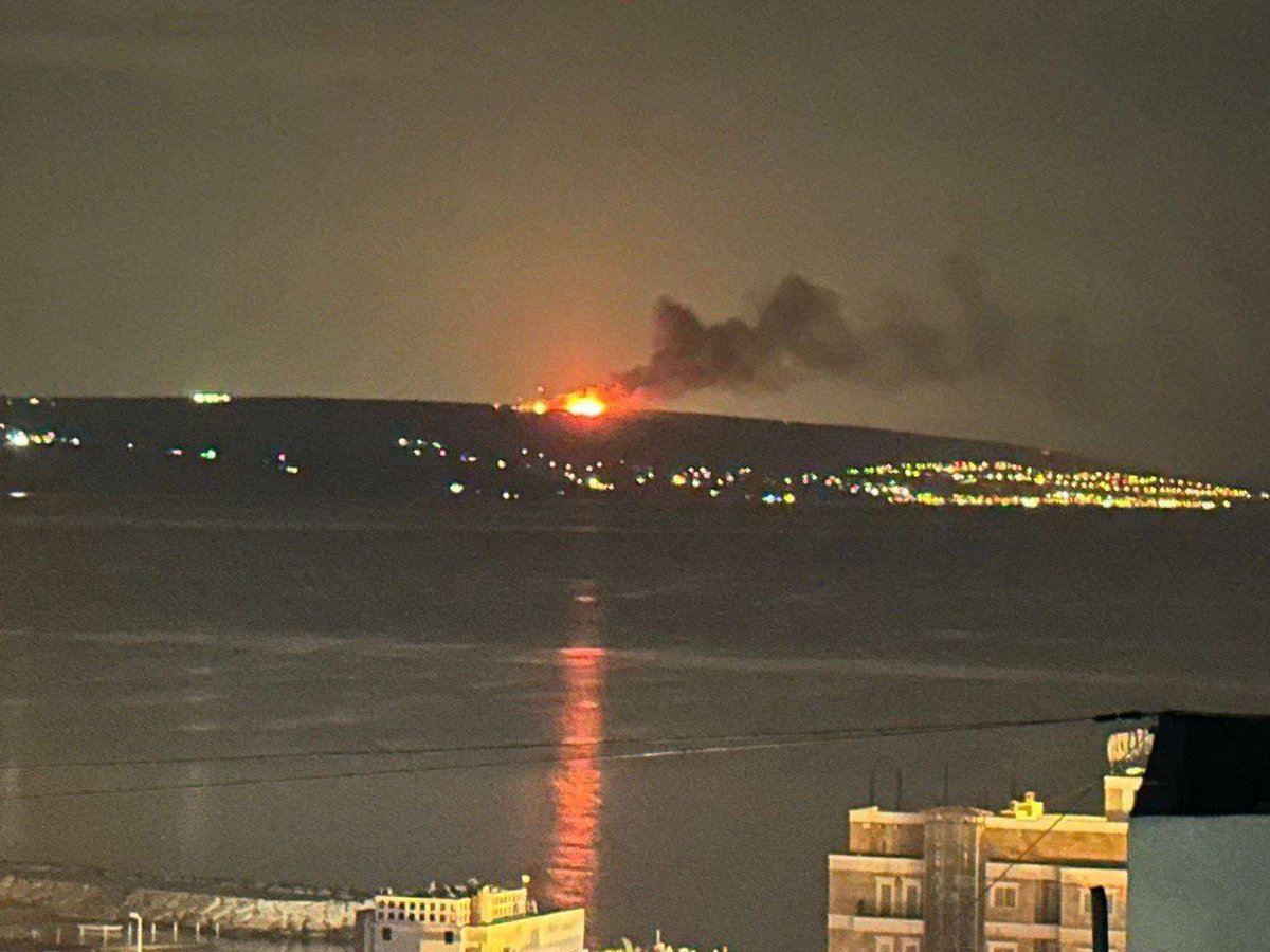 مصادر عبرية:
حدث صعب جدًّا في الشمال يجري الآن..

يبدو يتعلق باحتراق دبابة وطاقمها بداخلها!

#جنوب_لبنان