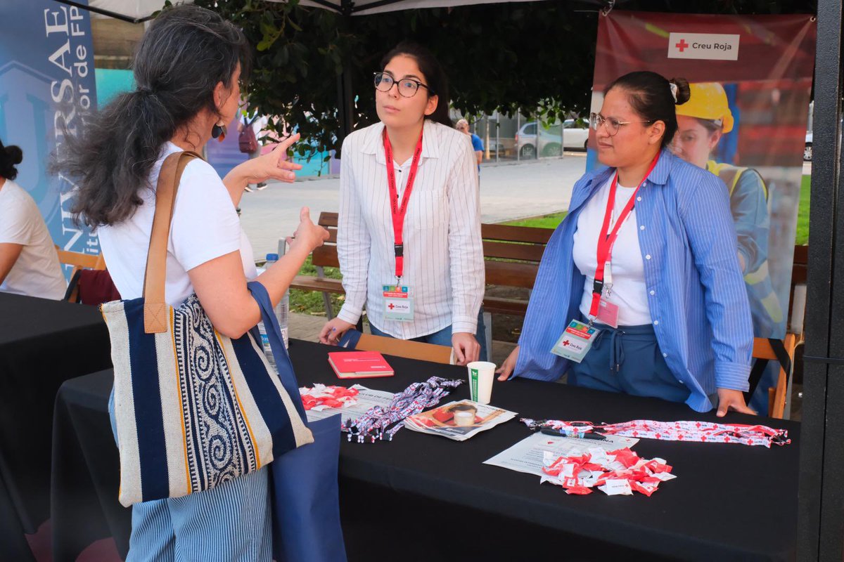 #OcupacióSJD 📸 Aquí tens alguns moments del nostre Job Networking a la #SetmanadelaOcupació! 

🙌 A més de les entrevistes, al nostre espai Meeting Point, hem orientat a les persones en la recerca de feina, revisat CVs i ofert assessorament in situ. 💼🔍