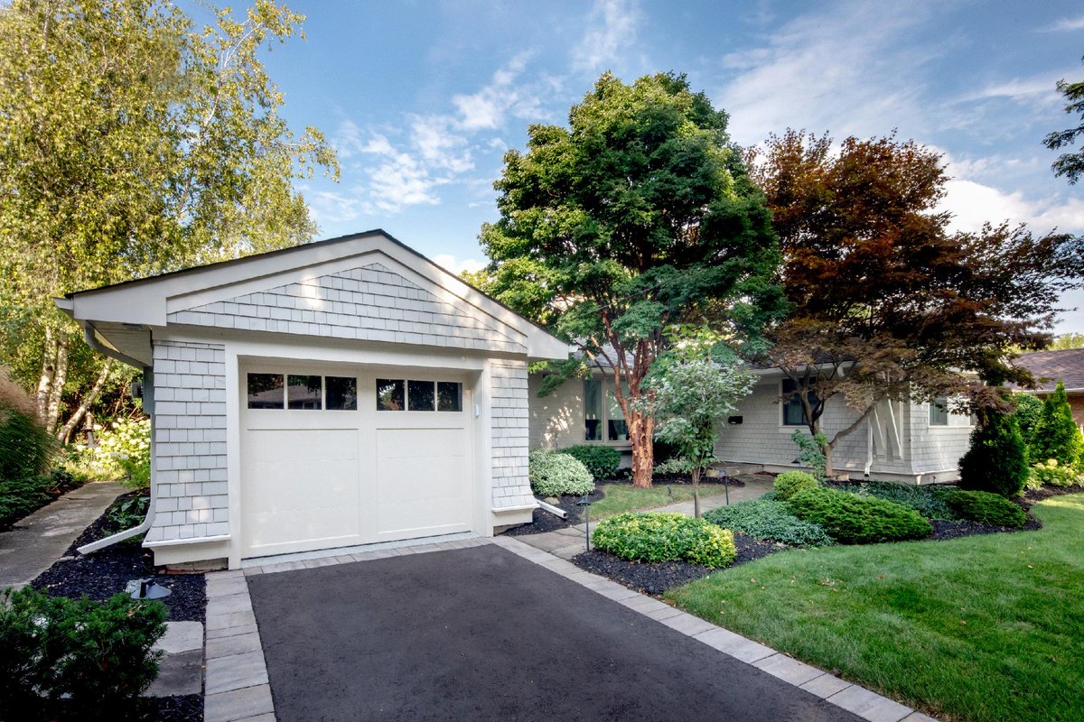 CatlinBuild's tweet image. Take a look at #ProjectFalcon in Burlington! Our client came to Catlin seeking an update for their exterior facade. Let us know what you think of the new look!  New shakes, corbel details, and updated windows and trim.  🏡✨