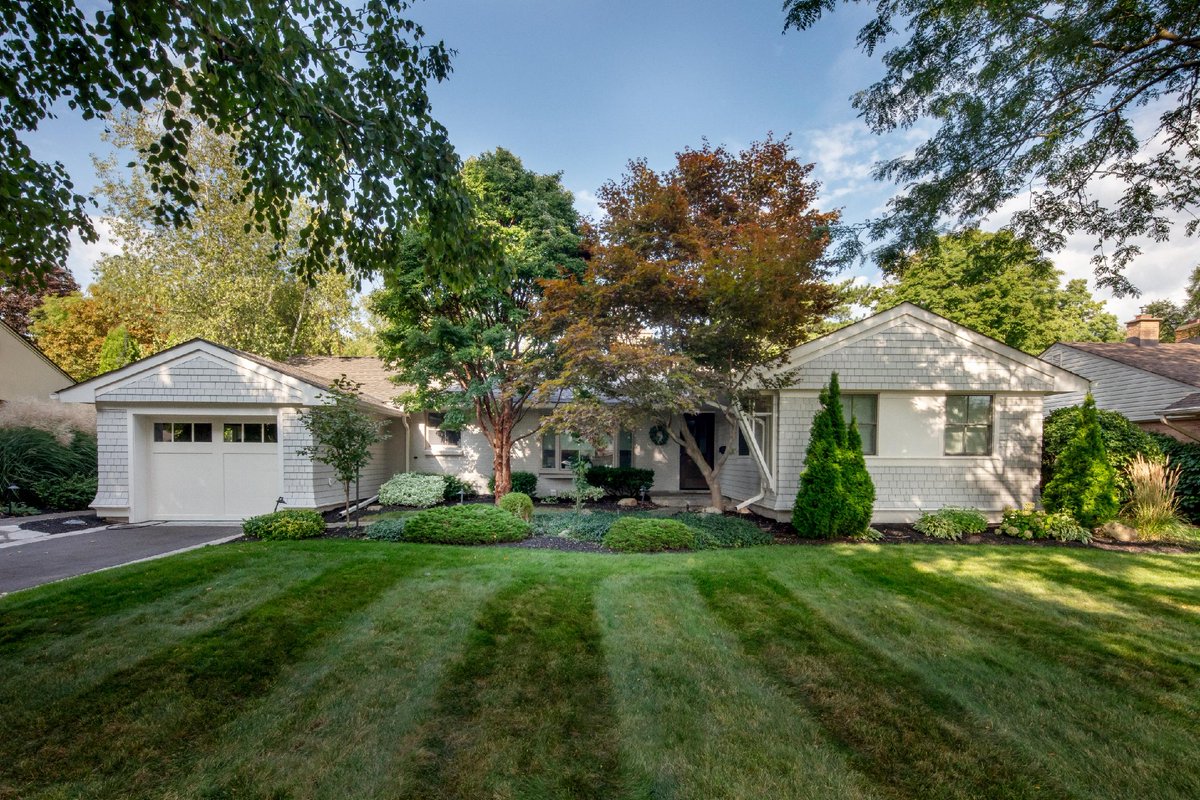 CatlinBuild's tweet image. Take a look at #ProjectFalcon in Burlington! Our client came to Catlin seeking an update for their exterior facade. Let us know what you think of the new look!  New shakes, corbel details, and updated windows and trim.  🏡✨