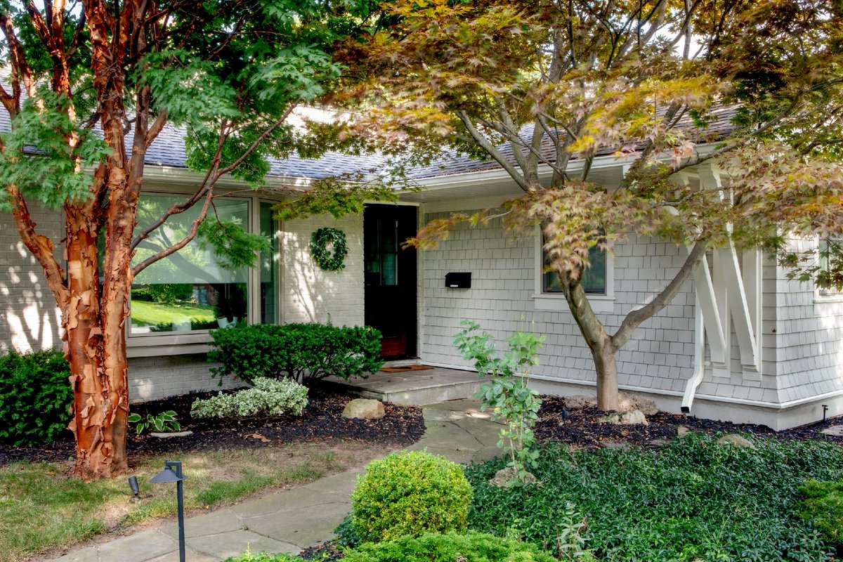 CatlinBuild's tweet image. Take a look at #ProjectFalcon in Burlington! Our client came to Catlin seeking an update for their exterior facade. Let us know what you think of the new look!  New shakes, corbel details, and updated windows and trim.  🏡✨