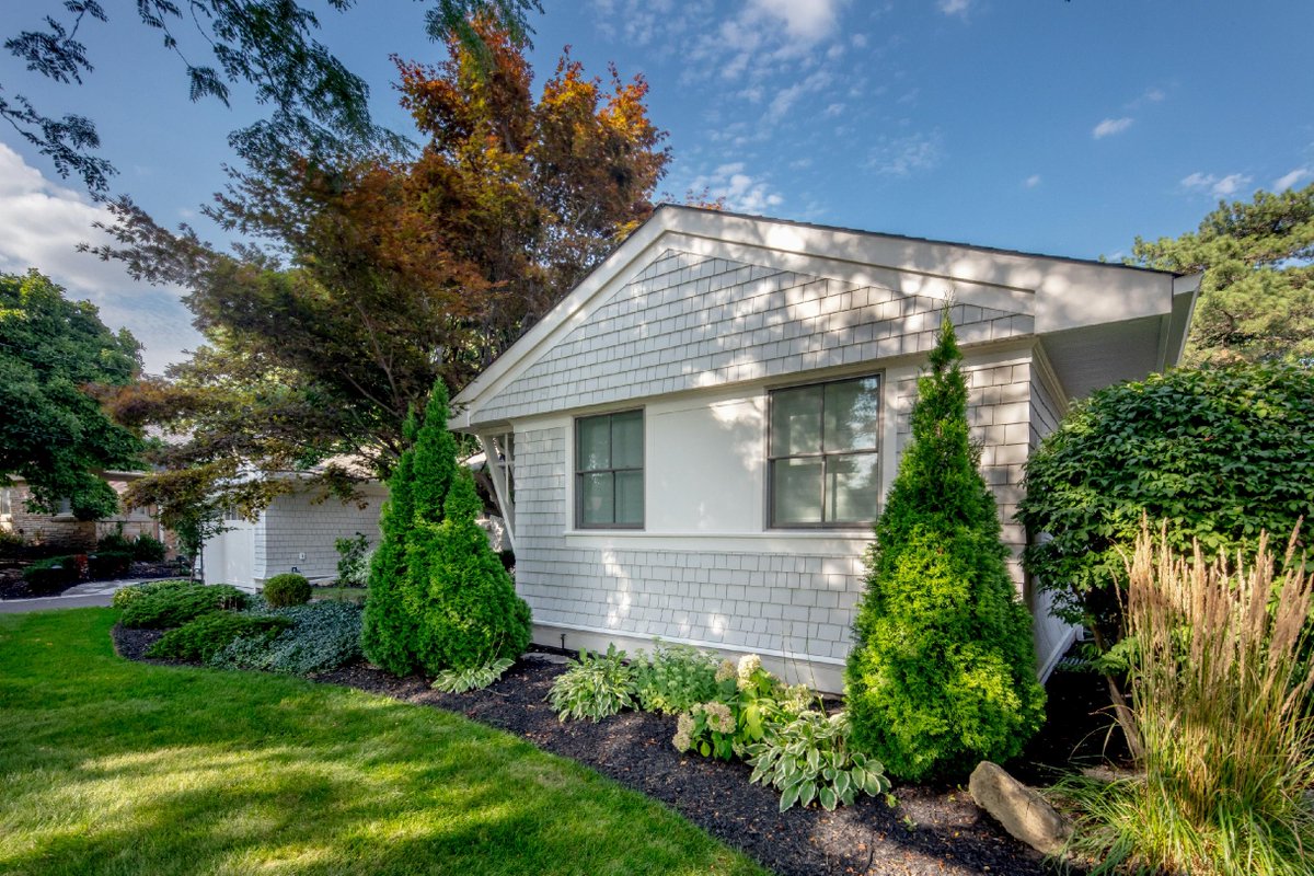 CatlinBuild's tweet image. Take a look at #ProjectFalcon in Burlington! Our client came to Catlin seeking an update for their exterior facade. Let us know what you think of the new look!  New shakes, corbel details, and updated windows and trim.  🏡✨