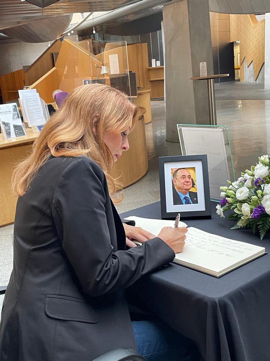 AlbaParty's tweet photo. 🏴󠁧󠁢󠁳󠁣󠁴󠁿 ALBA Party Holyrood Leader, @AshReganALBA, signing the book of condolences for former First Minister of Scotland and ALBA founder, Alex Salmond, at the Scottish Parliament today. https://t.co/gLc7aYZtAz