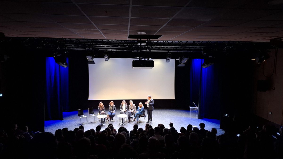 EricLejoindre's tweet photo. On parle femmes et espace public à Pajol. Sujet, ô combien important, sur lequel il reste tant à faire pour que les femmes puissent elles aussi investir pleinement cet espace. Un bel écho à l’expo de Randa Maroufi "Les Intruses", installée il y a quelques années tout près d’ici. https://t.co/Frb5g9d8P4