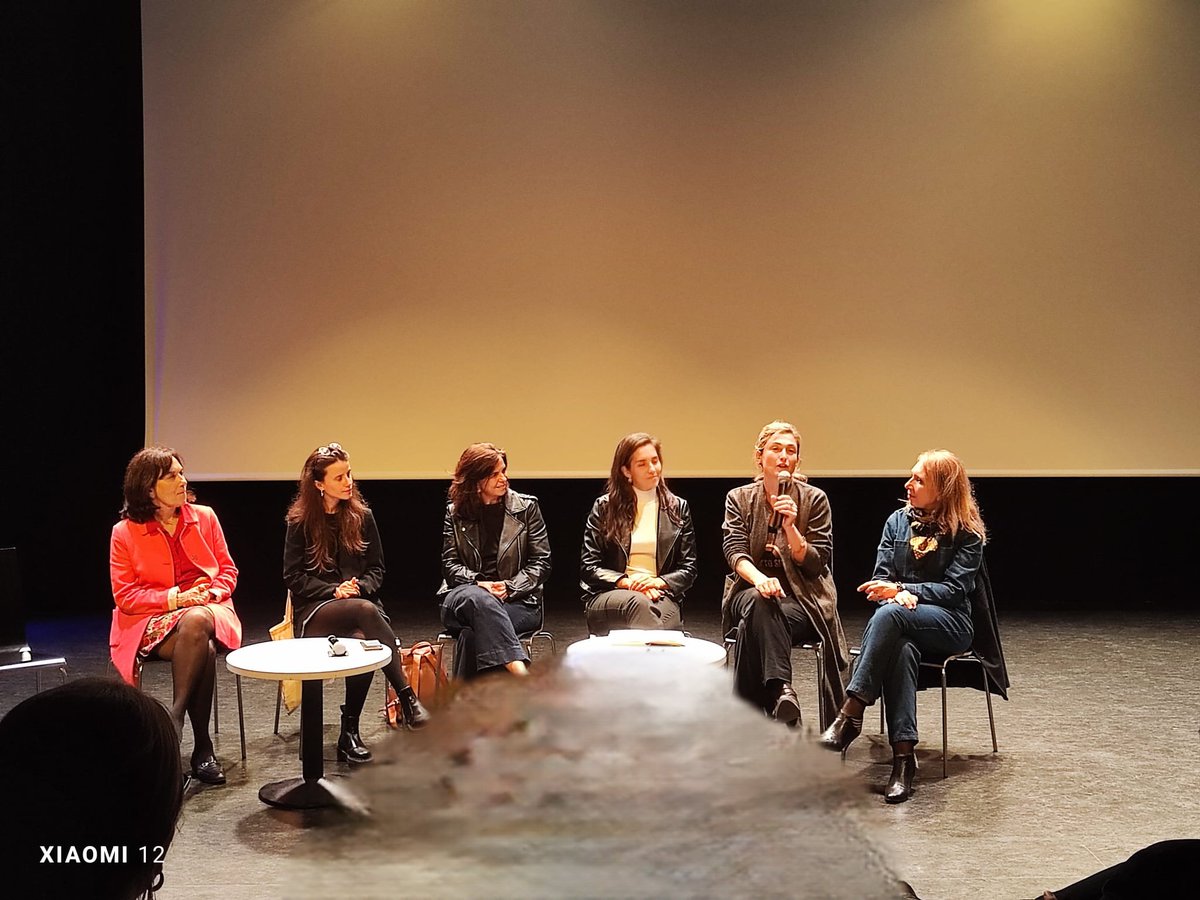 Le 18ème est une terre #féministe ! 

Plus de 200 personnes et associations rassemblées ce soir à la Halle Pajol #Paris18 pour l'avant-première du film de Julie Gayet sur Olympe de Gouges 🎬

Autour d'<a href="/EricLejoindre/">Eric Lejoindre</a>, nous poursuivrons ce combat ✊🌹

@GabrielleSiry <a href="/IamJulieGayet/">Julie Gayet</a>