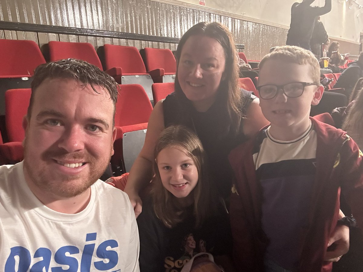 HayleyLHibbert's tweet photo. SFG ✌🏼 @Scouting4Girls 
Isaacs first 💙
Georgias second 🩷
My 11th and @Davy_Hibs 14th 🎶 https://t.co/GqiJhnE7S7