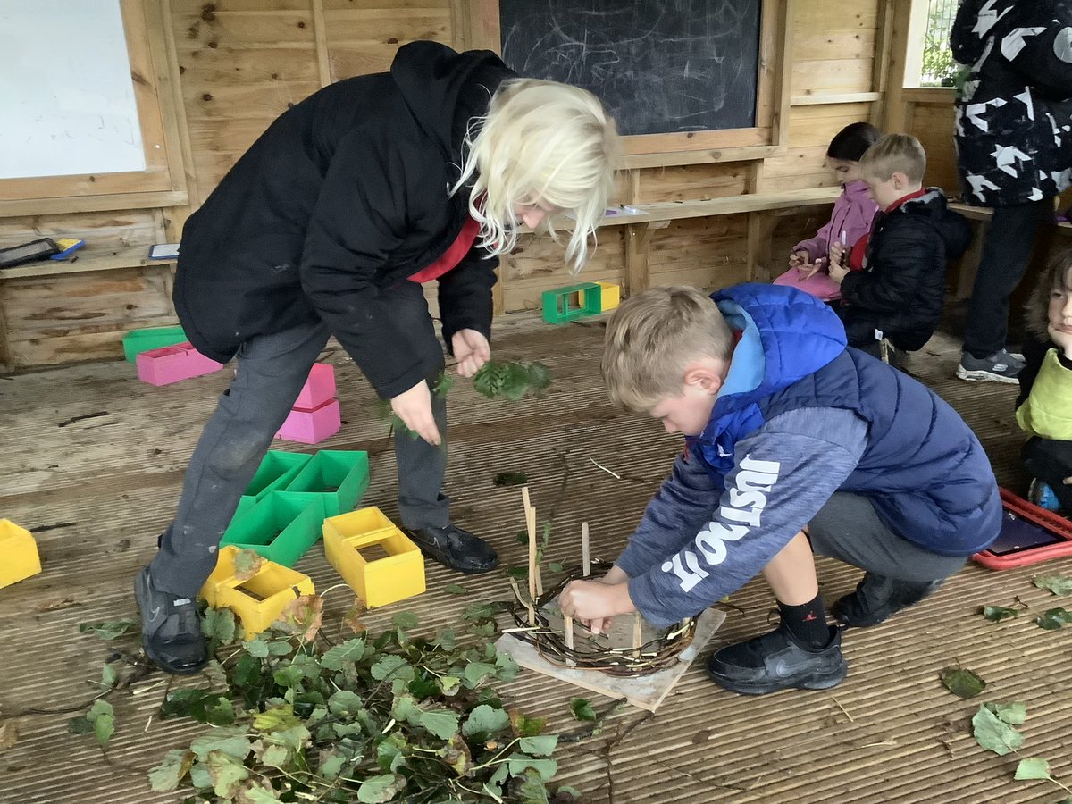 MissGattYGDS's tweet photo. Amser Antur yn mesur perimedr ac arwynebedd a dechrau adeiladu tΕ· crwn π Measuring perimeter and area and starting to build our very own roundhouse π#DSCynefin #DSRhif #DSDyn https://t.co/WyM7dYuKi2