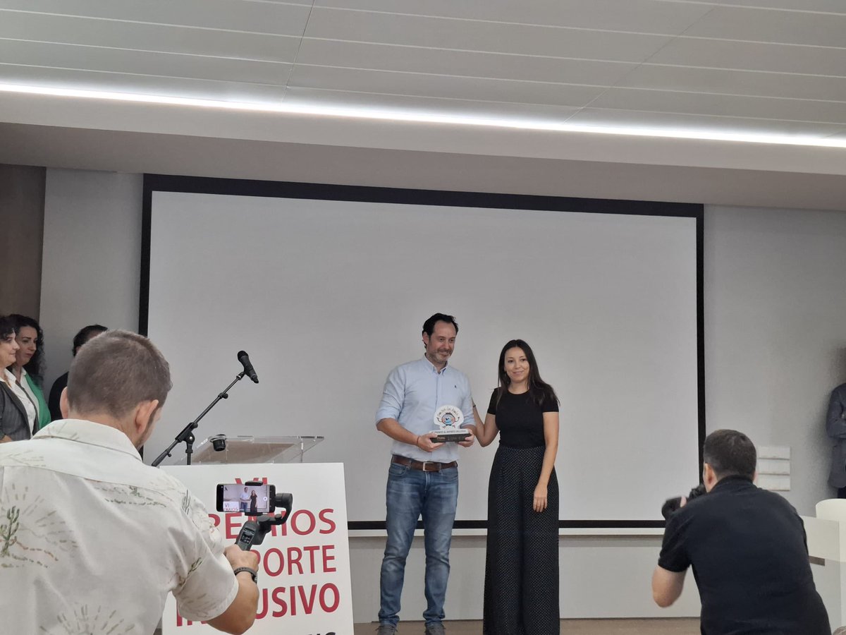 Hoy, nuestra Directora de Marketing, @BertiBarber, ha participado en el Congreso de Innovación Social en el Deporte de <a href="/ongpromis/">PROMIS</a>, presentando ‘La apuesta de Teika por el deporte femenino’. 💚

Además, entregamos uno de los galardones de los VI Premios al Deporte Inclusivo🏆