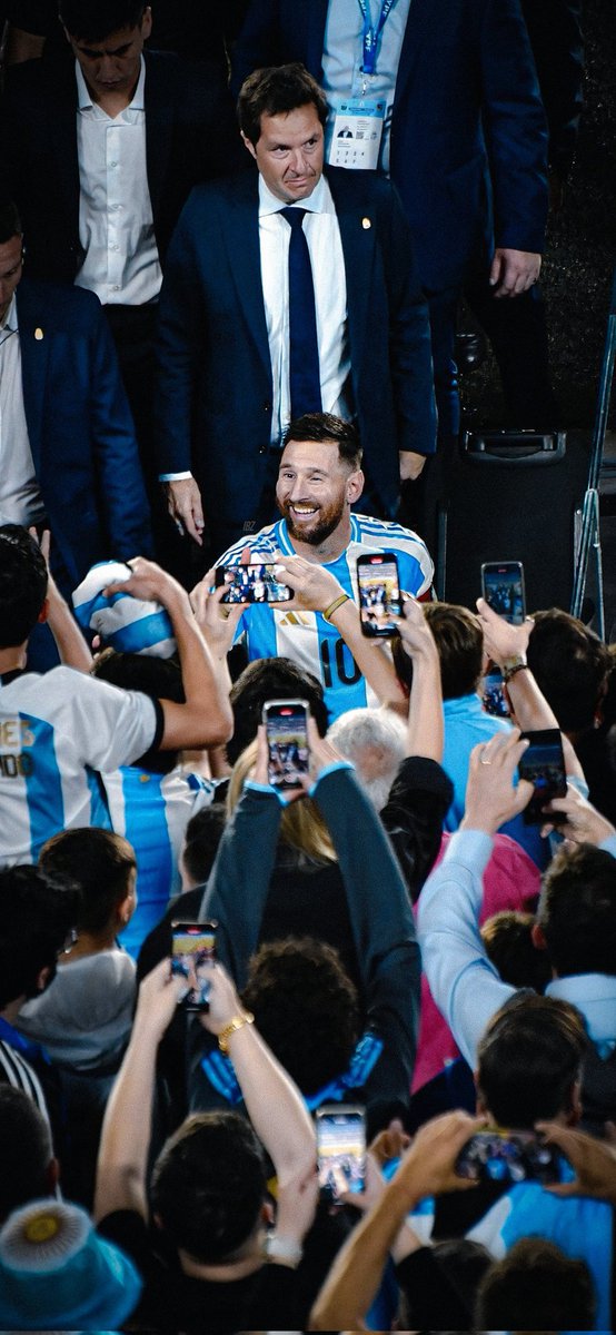 Messias30_'s tweet photo. Me vuelvo loco con esta foto.

Verlo feliz no tiene precio. https://t.co/AvAnScCFoA