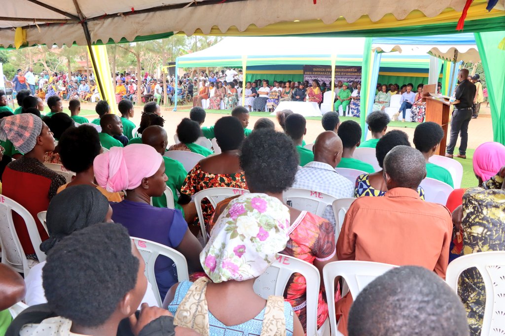 Umuhuzabikorwa Wungirije w'Inama y'Igihugu y'Abagore mu Karere ka Bugesera, Mukangenzi Ruth, yasabye kuzirikana no kubungabunga ibidukikije mu bikorwa byabo bya buri munsi ngo kuko ari umusingi w'iterambere n'ubuzima.