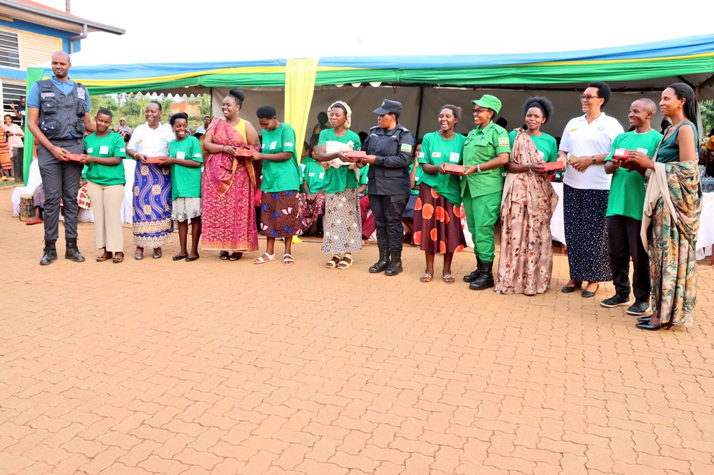 Mu kwizihiza Umunsi Mpuzamahanga w'Umugore wo Cyaro n'uw'Umwana w'Umukobwa, abangavu bagera kuri 40 batewe inda zidateganijwe bahawe  ibikoresho birimo;Telephone n' imbabura zirondereza ibijanwa kandi zikabungabunga n'ibidukikije,ibigega by'amazi ndetse borozwa n'amatungo magufi.