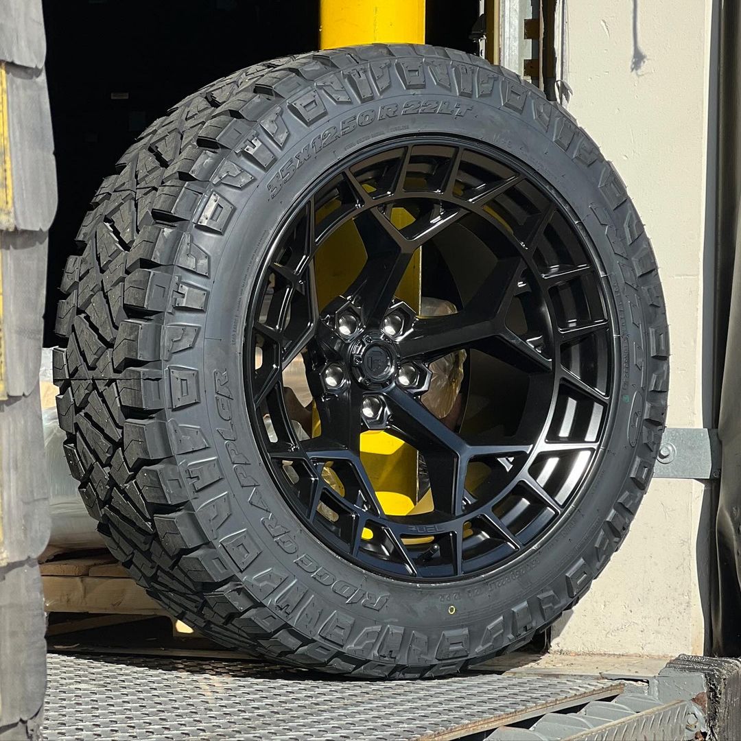ShopCWO's tweet photo. Check out the Fuel Off-Road FC873 Charger, now compatible with 8-lug wheels!

✨ Finishes: Blackout, Platinum, Platinum Bronze, Gloss Silver with Machined Face, and Gloss Black Brushed Face DDT.

Click the link in our bio for more info! 🔗📸

#fueloffroad #wheels #offroading https://t.co/KWAb8sYea5