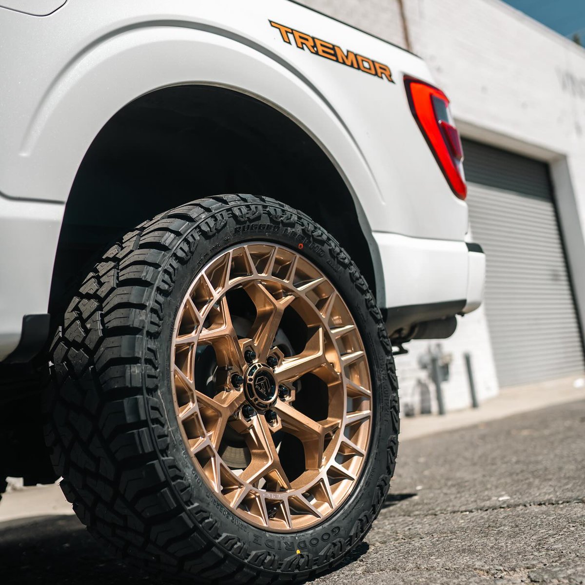 ShopCWO's tweet photo. Check out the Fuel Off-Road FC873 Charger, now compatible with 8-lug wheels!

✨ Finishes: Blackout, Platinum, Platinum Bronze, Gloss Silver with Machined Face, and Gloss Black Brushed Face DDT.

Click the link in our bio for more info! 🔗📸

#fueloffroad #wheels #offroading https://t.co/KWAb8sYea5