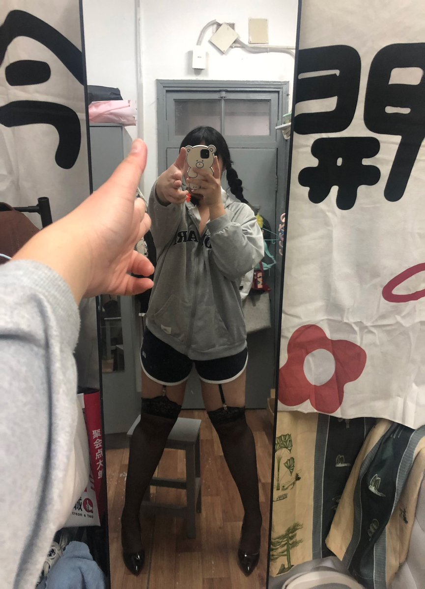 luckycccat's tweet photo. 大学的时候在寝室拍的，老娘的小腿穿黑丝真好看，我���喜欢自己的小腿，匀称。 https://t.co/M14gmJgp0q