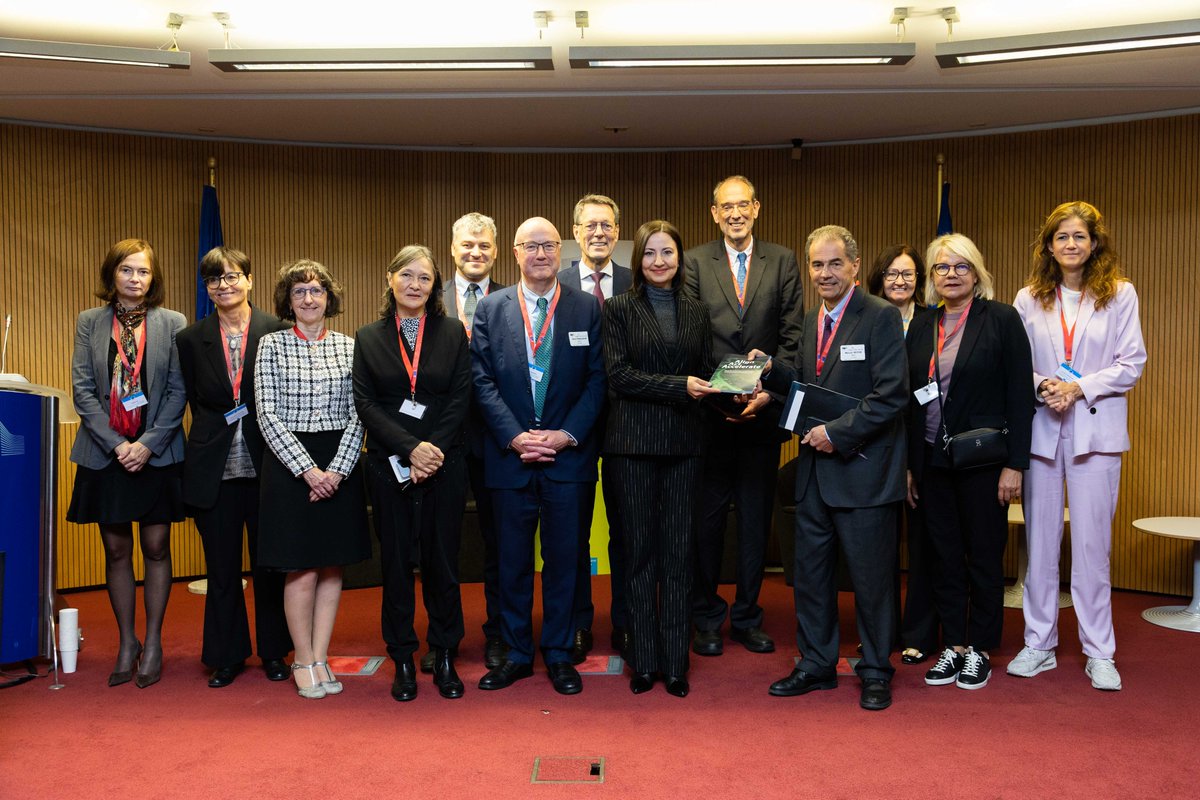 Ili_Ivanova's tweet photo. Delighted to receive the independent expert report on the interim evaluation of @HorizonEU!
Its recommendations will help enhance our #research and #innovation programme in the immediate as well as longer-term future ➡️ https://t.co/0KC9TprDew https://t.co/c6GnsED3Pj