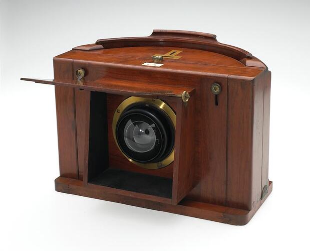 RealPreCinema's tweet photo. Sutton Panoramic camera with #76mm lens and lens cap in the shape of a hinged wooden flap. This #camera was used by surveyor/photographer #RichardDaintree in the #VictorianLandSurvey of 1864.
Image © Museums Victoria. https://t.co/fYxKJHPuJT