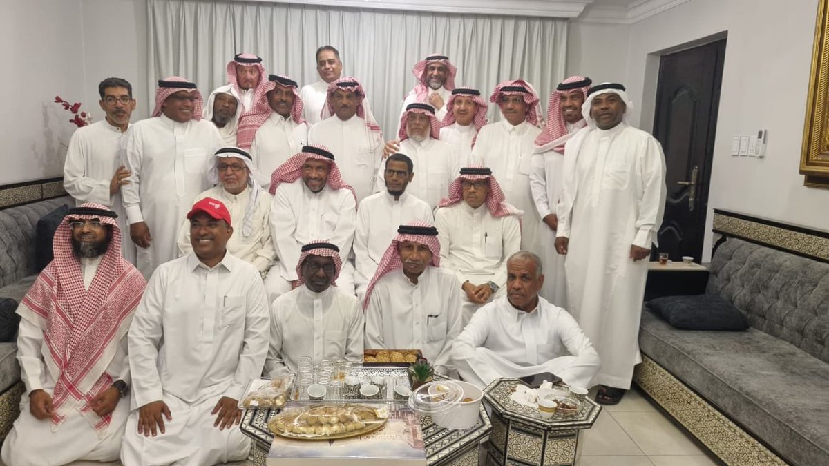 صورة شرقاوية رياضية بامتياز ضمت كوكبة من لاعبي القادسية والنهضة والاتفاق والحكم الدولي الخلوق عمر المهنا ونجوم الكرة الشرقاوية عنبر جاسم ومحمد بوحيدر وخليفة الكلبان وخالد جاسم وضيفنا العزيز القدساوي المعروف ابولؤي عبدالمحسن الهاشم في ضيافة ابوزياد الكبتن طارق العمودي
💚❤️💛💙🖤.