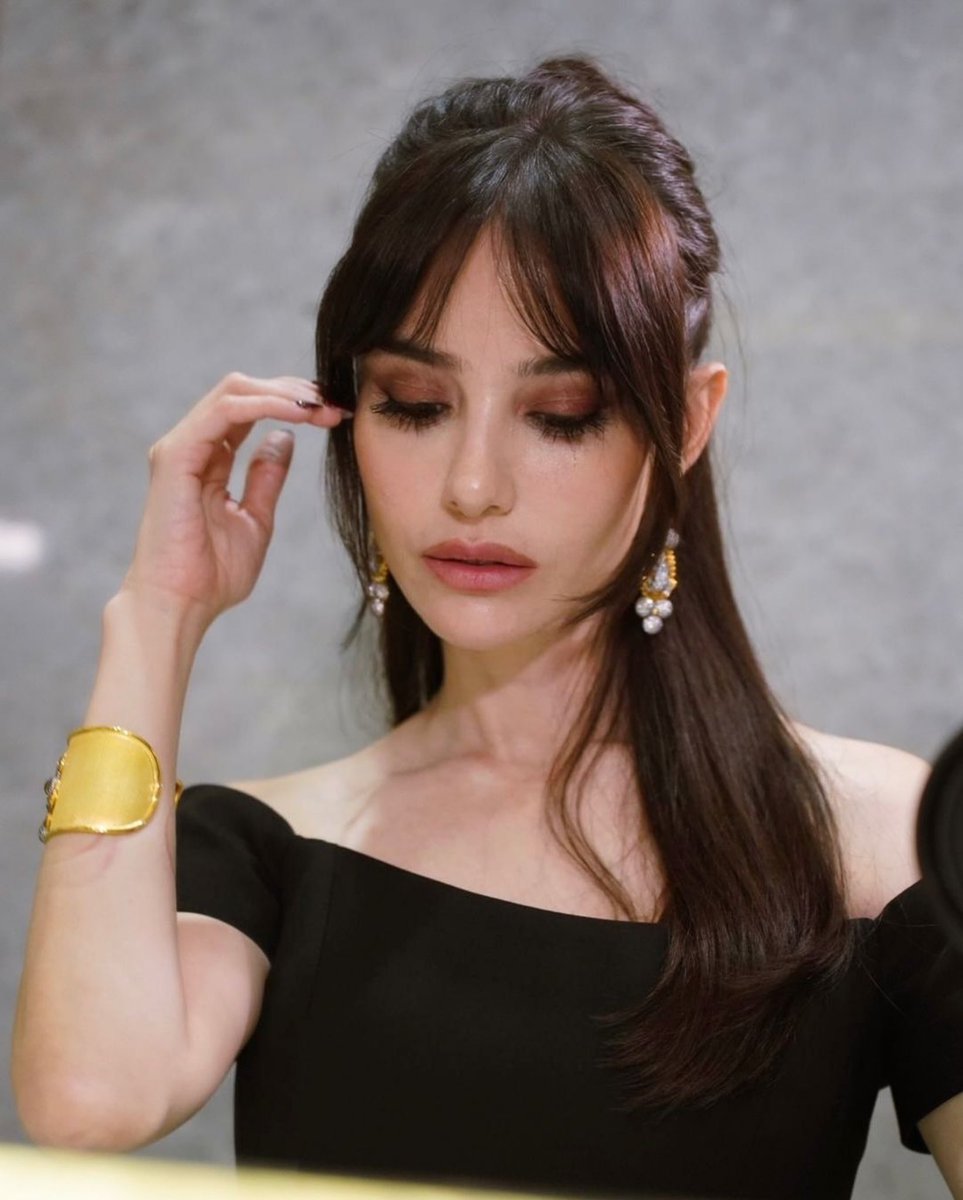 Tías es simplemente perfecta 💯 

#ÖzgeGürel