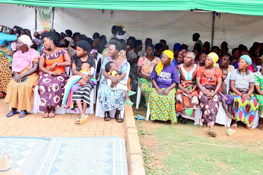 Umuyobozi w'Akarere Wungirije Ushinzwe Imibereho Myiza y'Abaturage, <a href="/YImanishimwe/">yvette imanishimwe</a> yashimye intambwe imaze guterwa mu guteza imbere umugore wo mu Cyaro.
 Ati:"Ubu umugore wo mu cyaro na we yahawe agaciro Igihugu kimutekerezaho kandi yegerejwe n'amahirwe yo kwiteza imbere."