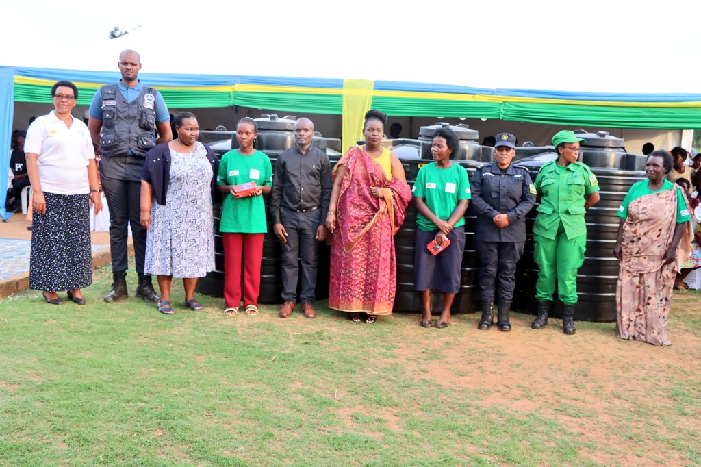 Vice Mayor <a href="/YImanishimwe/">yvette imanishimwe</a> yaboneyeho kandi gushimira abafatanyabikorwa <a href="/GER_Global/">GER-RWANDA</a> na <a href="/saferrwanda/">saferrwanda</a> n'abandi bagize uruhare mu bikorwa byo gushyigikira abagore n'abakobwa mu buryo bwo kubaha ibikoresho no kuboroza amatungo magufi mu rwego rwo kubafasha kwiteza imbere.