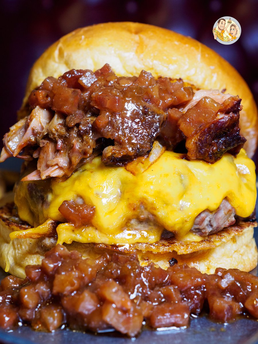 🍔Hamburguesa Smoky en el #RanchodeSantaÁfrica.
200g de vaca morucha y buey, cheddar, cebolla frita, mermelada de bacon y costilla de cerdo en pan de brioche. ¡¡¡Monstruosa!!! Mejor hamburguesa de Madrid 23/24. Buen nivel aunque esperábamos más. 
💵 18,90€
📍Majadahonda y Tetuán