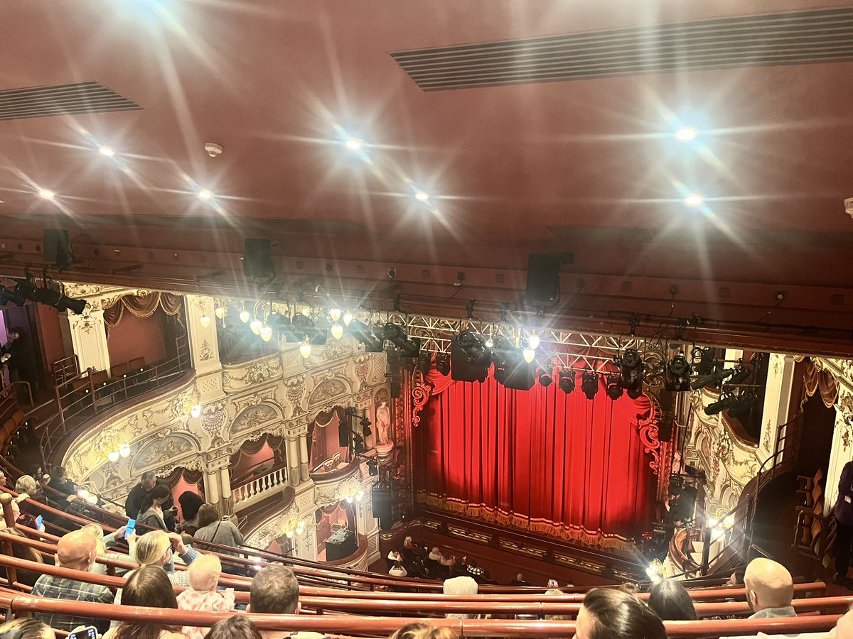 NewtsRL's tweet photo. Another Wednesday, another theatre trip at @SheffieldLyceum with @DeltaDonValley to see Hairspray with the incredible Arts Award enrichment group  #TeamDVA #livetheatre #dramaopportunities 🎭💫 https://t.co/yVqtMWW1pQ