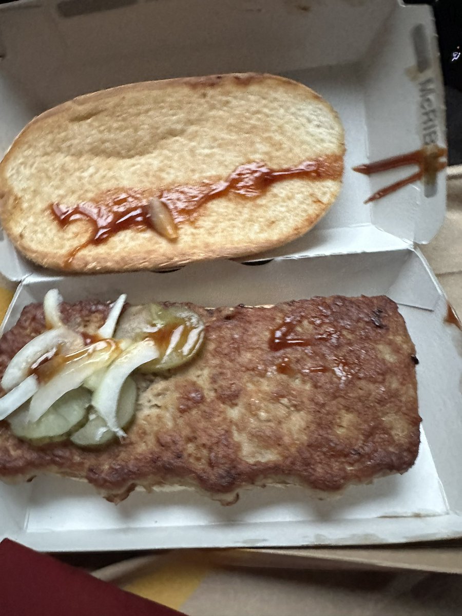 hunnycat's tweet photo. @McDonaldsUK the rage you feel when you have looked forward to this &amp; they present you with this absolute shite! #McRib https://t.co/UyIYik3lW1