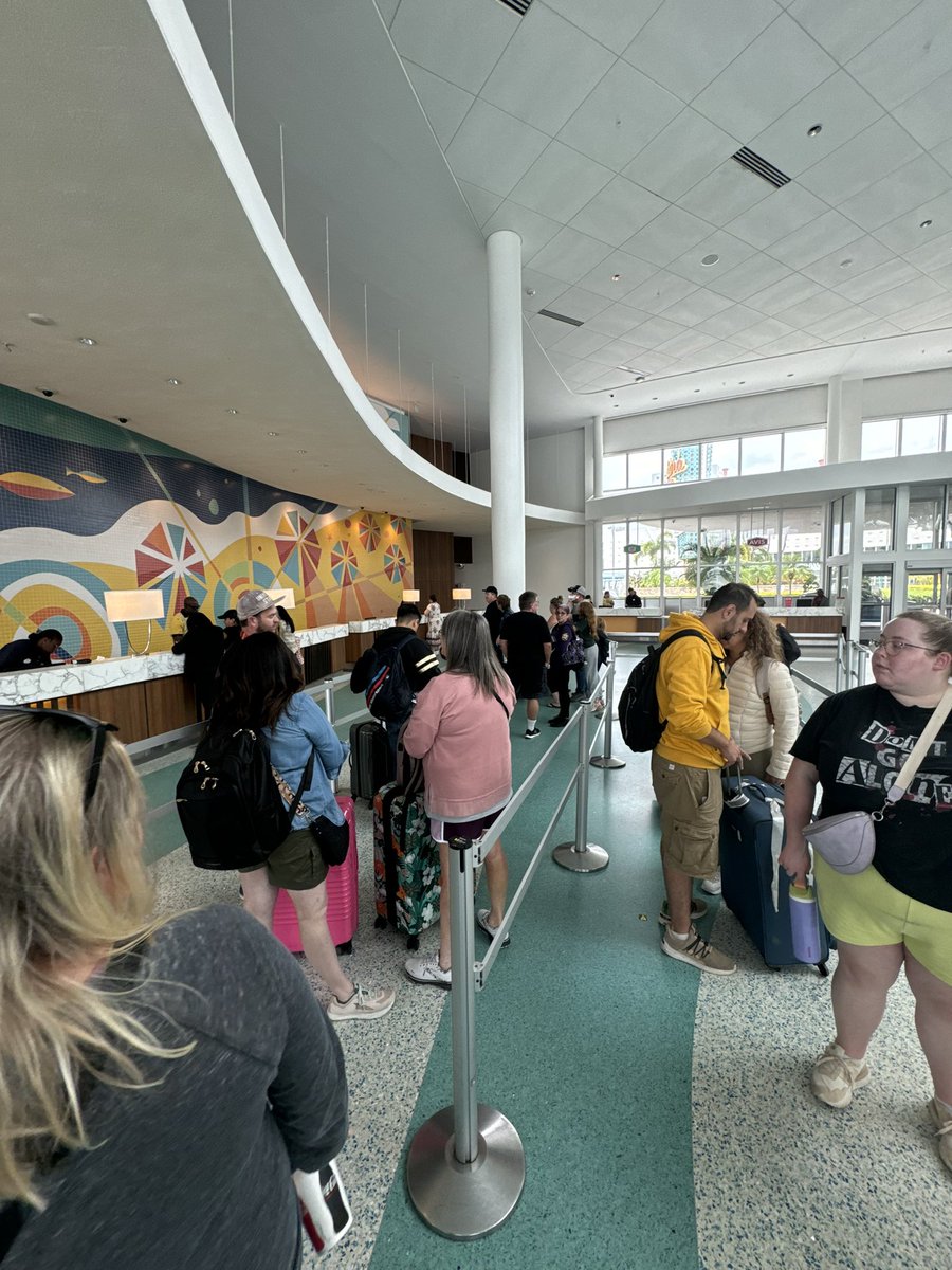 anathebasedgod's tweet photo. @UniversalORL 2 people to check all these people in is not only not fair to customers but to your employees as well. It’s my second time staying here &amp; I am pretty shocked at this. https://t.co/oIcouKO12y