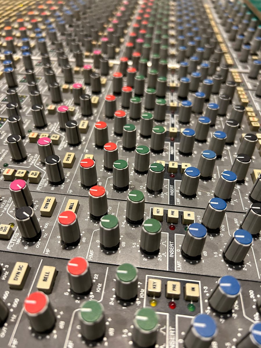 omegastudios's tweet image. Analog Love! Get close up and personal with a Solid State Logic 9072J analog console.

#AudioSchool #SoundEngineerLife #RecordingArts #SSLConsole #AnalogGear #OutboardGear #Microphones #AudioRecording #SoundTech #Rockvillemd