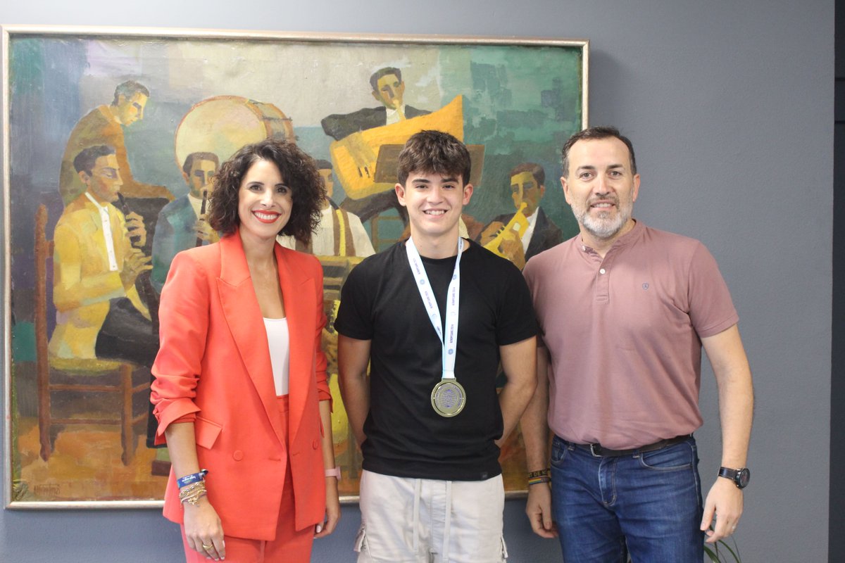 quartdepoblet's tweet photo. L’alcaldessa de Quart de Poblet, @Cristina_M_L, i el regidor d’Esports, Juanjo Susín, han rebut al campió del món de gimnàstica aeròbica, Piero González, veí de 15 anys, després de guanyar la medalla d’or al Mundial. Un orgull per a Quart de Poblet! 🥇
@esportsqdp https://t.co/nWbQhAmc7H