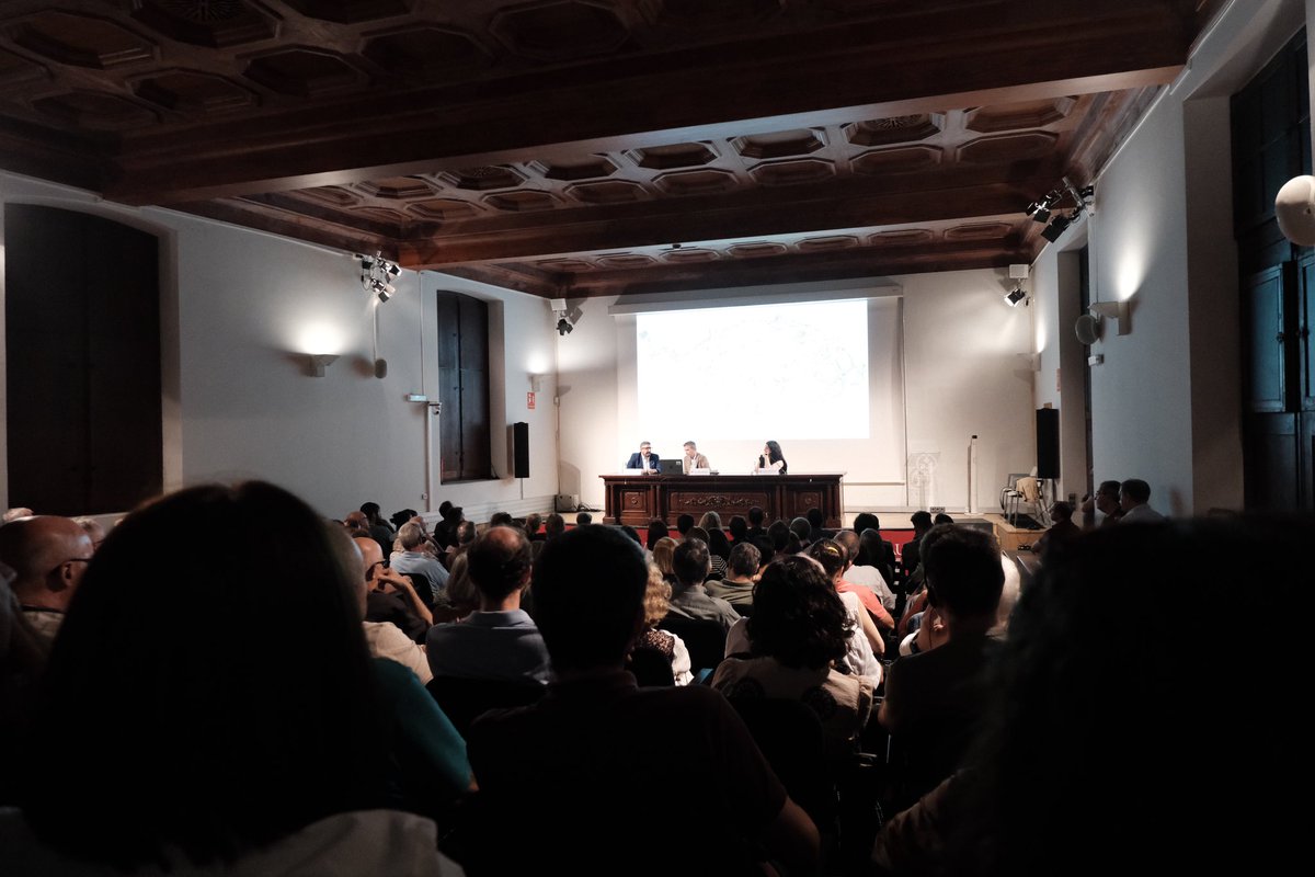 LaNauuv's tweet photo. 🌋Amb la participació del director general del Parc Arqueològic de Pompeia Gabriel Zuchtriegel, aquesta vesprada s'ha celebrat al #CCLaNau la conferència 𝗡𝗼𝘂𝘀 𝗱𝗲𝘀𝗰𝗼𝗯𝗿𝗶𝗺𝗲𝗻𝘁𝘀 𝗶 𝗶𝗻𝘃𝗲𝘀𝘁𝗶𝗴𝗮𝗰𝗶𝗼𝗻𝘀 𝗮 𝗣𝗼𝗺𝗽𝗲𝗶𝗮, on s'han desgranat les últimes novetats https://t.co/T9w5sgl6k7