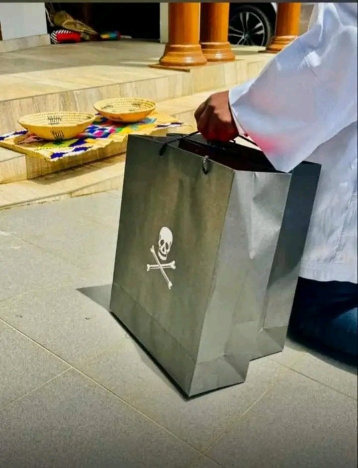 usonininanini's tweet photo. Namuhla eJudea, kufike iqembu i @orlandopirates eNkosini yokuPhakama, iNkosi yamaKhosi, iNkosi uNyaziLweZulu ukuzobonga ukunqoba i MTN8 njengoba yayifikile ngaphambilini ukuzocela ukuwina lendebe.
#SHEMBE #UNYAZILWEZULU #SHEMBEISTHEWAY https://t.co/fTCVNK1Izm