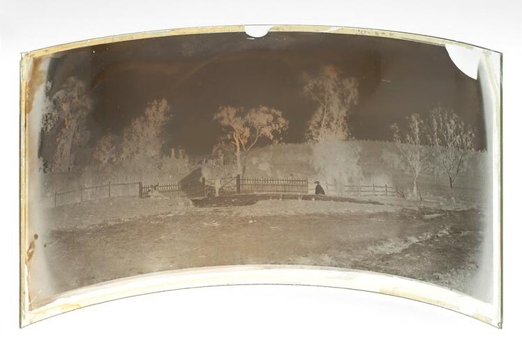 RealPreCinema's tweet photo. Sutton's #achromatic water-filled lens fitted to this camera, was the earliest Panoramic wide-angle lens ever produced and patented by #ThomasSutton on the 28th September, 1859 (Nº 2193).
Image © Museums Victoria https://t.co/hzn2uvWR4q