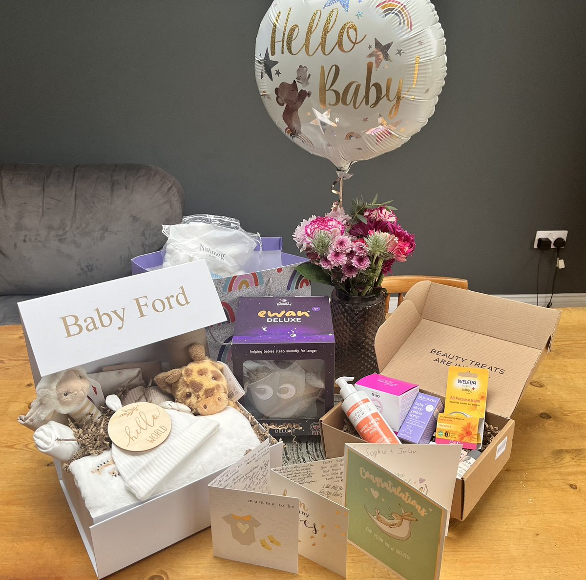 Best team 💕 Threw me a wonderful leaving-do last week as I head off on Maternity leave ☺️ Truly overwhelmed by their generosity and kindness, will miss them all dearly 🫶🏻