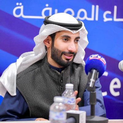 قال يوماً :

كراسينا ماهي عايق وحنا ماعلينا قصور 
ياكم واحد تمنى فعلنا وحنا بـ كراسينا 

وقال ذات ليلة :

ماعاقني الكرسي المركون وجهي طليق
رفعت من قيمة الكرسي وأنا استخدمه

_ ومابين الليلة وضحاها يصبح " #صالح_البرازي "
حديث الناس ، ما أجمل صالح ، وما أبهى حضوره .