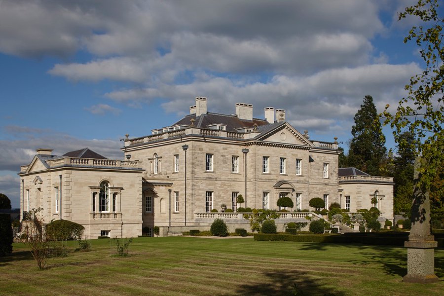 The owner of the Daily Mail Lord Rothermere lives in this mansion, but he doesn't pay any tax here.

Yet he whines every day about people robbing you, when he is one of biggest thieves in the land.