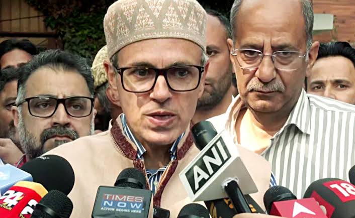SaptarshaS's tweet photo. Kashmir is going to witness some major and momentary changes very soon I believe as @OmarAbdullah had sworn in today and also before that the new order came from Hon'ble President of India Smt.Droupadi Murmu @FirstLady_INDIA  @rashtrapatibhvn. https://t.co/wbLpSMGk15