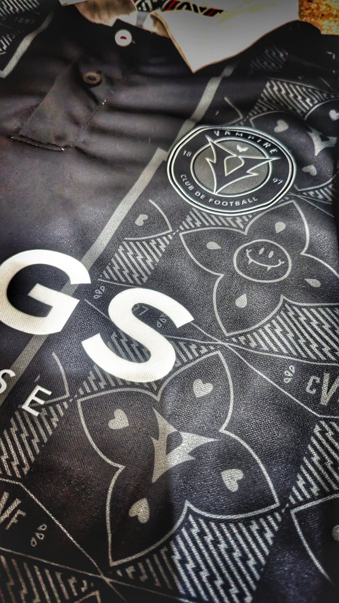 jacksonbosco's tweet photo. What a beautiful shirt this is for #Halloween by @kitandbone ! Loving the detail and #Dracula 7 nameset at the back ! π Looking forward to wearing it. π #trickortreat #footballshirt #ShirtCollector #KitandBone https://t.co/rHQavtzgKW