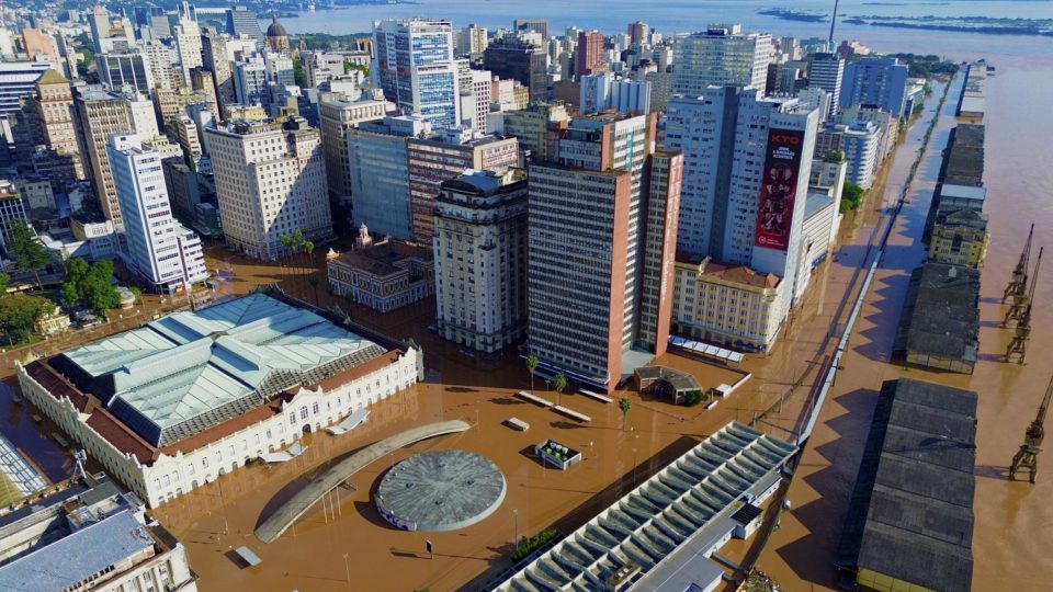 LameiraoPaz's tweet image. A CABEÇA DO ELEITOR DO MELO QUE SOFREU COM AS ENCHENTES: O Caso da Região Humaitá / Vila Farrapos

Para apreender o que passa na cabeça do eleitor da Região do Humaitá e Vila Farrapos, fortemente atingida pela enchente de 2024, conduzi entrevista não estruturada com uma eleitora