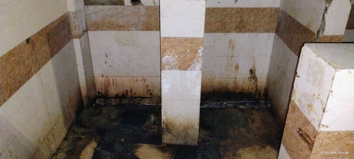 Ankit38648's tweet photo. @RailMinIndia @RailwaySeva @DrmJhansi 

Gwalior railway station pf no 1 ke bahar bane public free males toilet condition smelling urine all over the station.... representing modi Ji's swachh bharat https://t.co/ODdBml0Jgg
