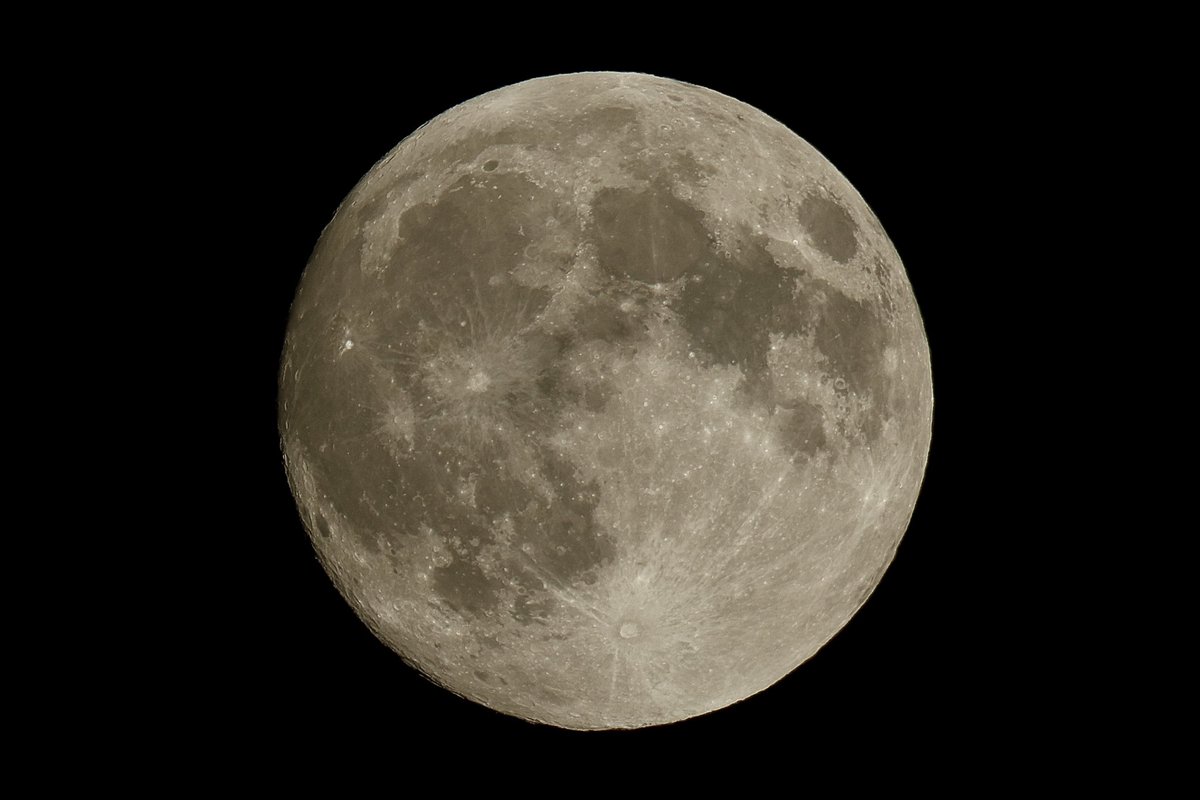 #supermaan 20:30 #supermoon #strijp #eindhoven #Netherlands <a href="/omroepbrabant/">Omroep Brabant</a> <a href="/ED_Regio/">Eindhovens Dagblad</a> <a href="/RTLnieuws/">RTL Nieuws</a> <a href="/telegraaf/">De Telegraaf</a> <a href="/SBS6/">SBS6</a> 

Iso 100 1000mm f9 /160s canon