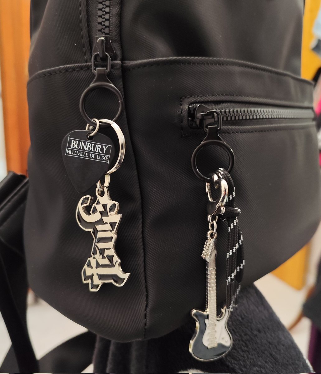 spoksonatix's tweet photo. Adornando la nueva mochila 🖤 https://t.co/HLEQ8zUTJC