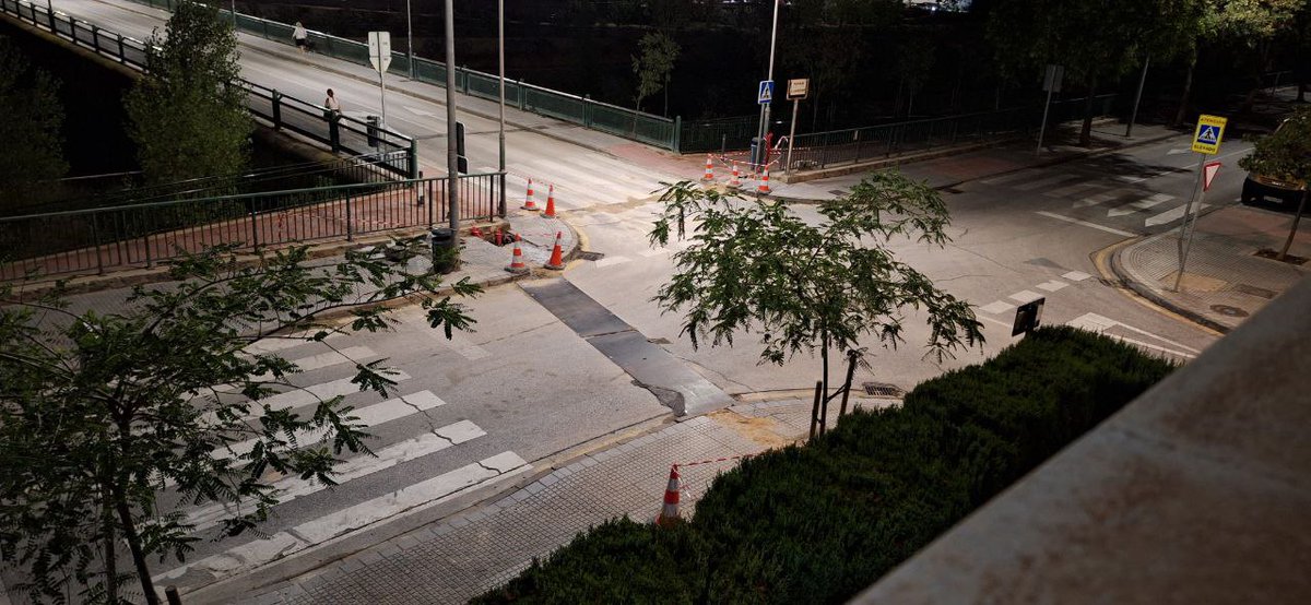 LecturasMarichu's tweet photo. Llevamos desde la semana pasada aguantando el ruido de las chapas al pasar los coches, hemos llamado ya en varias ocasiones a la @malagapolicia y no conseguimos que hagan nada, esto ya es insoportable de dia y de noche. @malaga @opiniondemalaga https://t.co/xirtRwOi3d