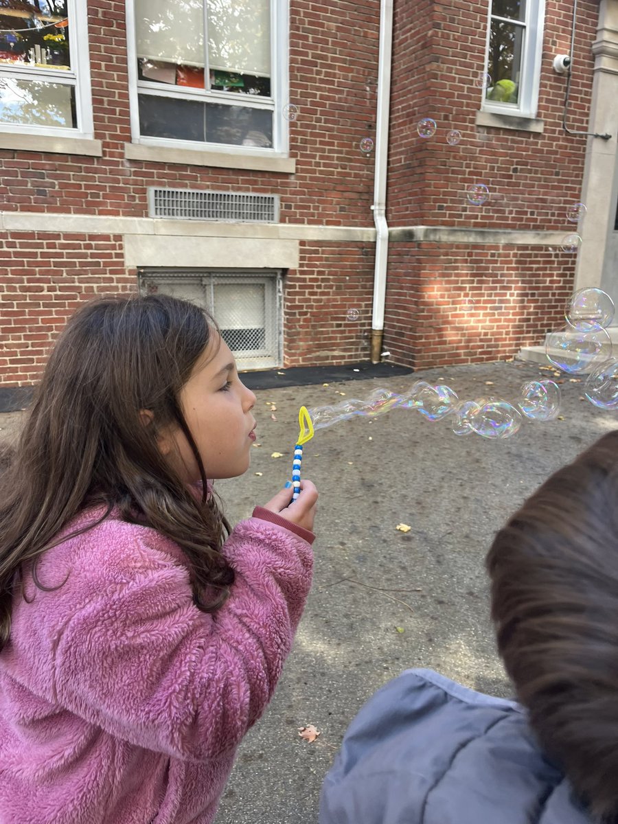 In 2RI  we made our own bubble wands! We discussed the similarities and differences between our homemade wands and the ones you can buy in stores, exploring how and why both work in similar ways. Then we got to test out our homemade bubble wands—and they were a big success!