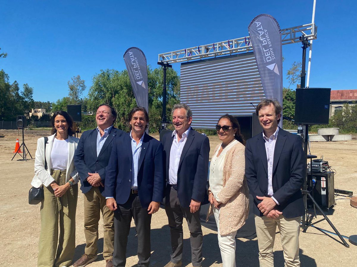 czfuy's tweet photo. La #CZFUY participa de la colocación de la piedra fundacional de la obra de la Zona Franca Del Plata. Con la presencia del Presidente de la República @LuisLacallePou y otras autoridades celebramos el establecimiento de una nueva #ZonaFranca de servicios en Colonia del Sacramento. https://t.co/bjjPfrRFYj