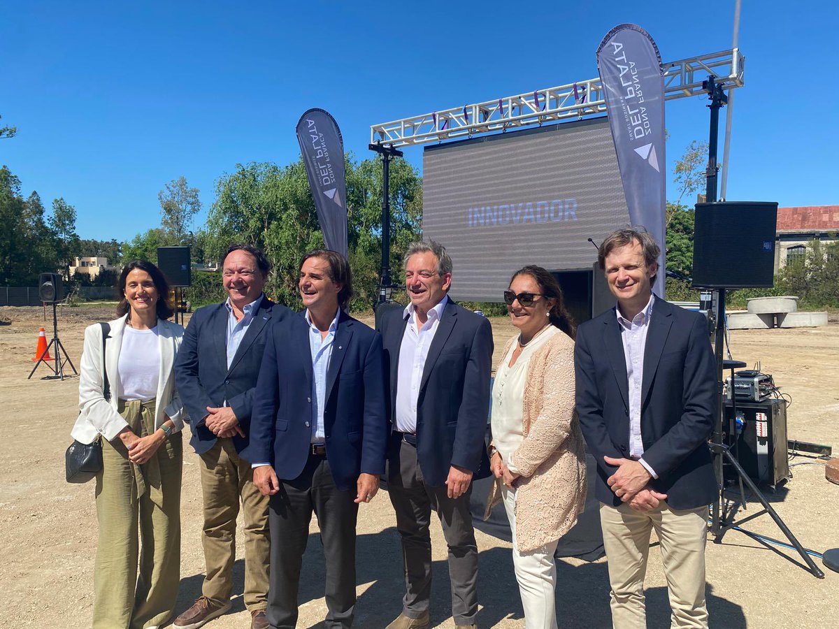 La #CZFUY participa de la colocación de la piedra fundacional de la obra de la Zona Franca Del Plata. Con la presencia del Presidente de la República <a href="/LuisLacallePou/">Luis Lacalle Pou</a> y otras autoridades celebramos el establecimiento de una nueva #ZonaFranca de servicios en Colonia del Sacramento.