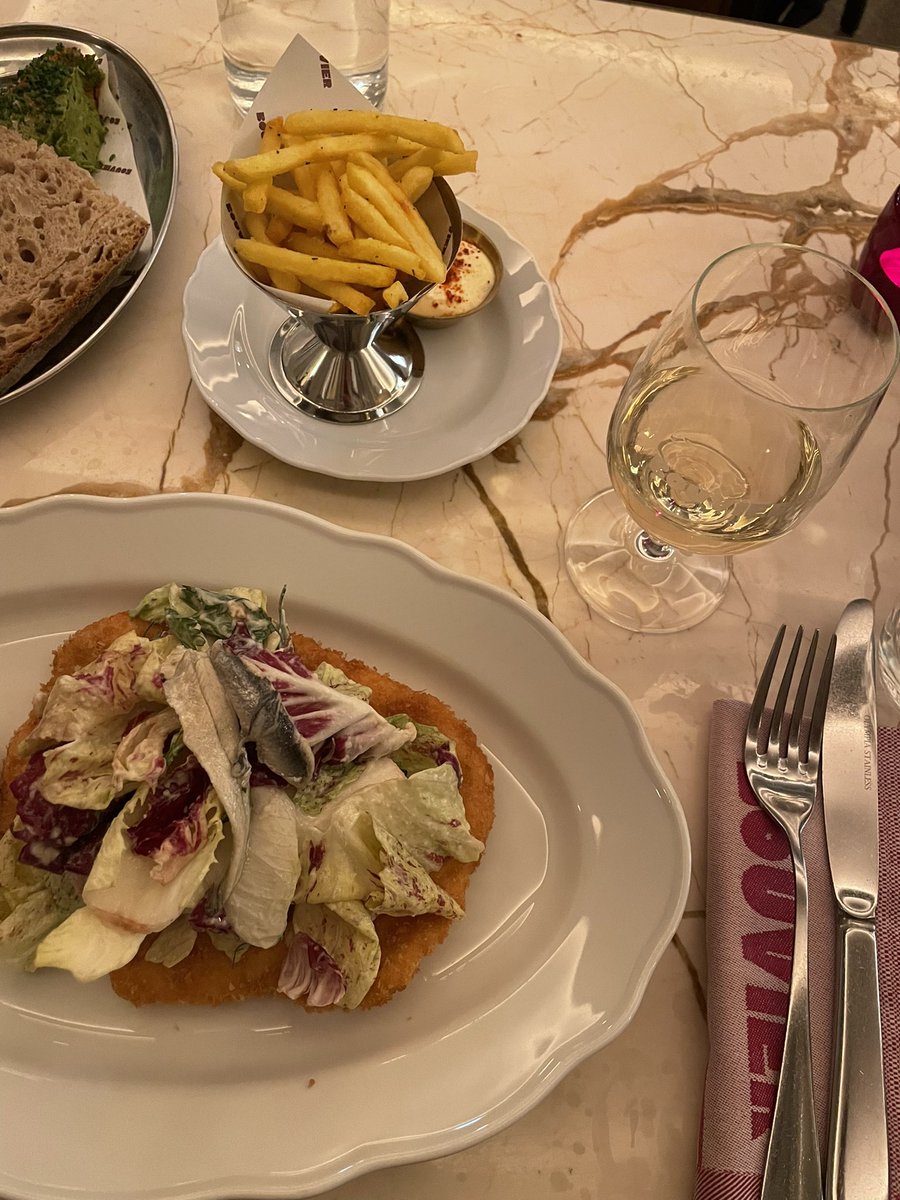 livray_'s tweet image. First night in Austria, must mean a schnitzel! Excited for this week at @ESPR_ESN @EAPSCongress
With @NPEU_Oxford and @MCRI_for_kids
Looking forward to exploring Vienna! 🇦🇹