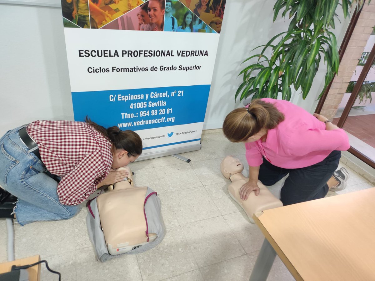 Hoy han finalizado el curso Soporte Vital Básico y DEA(avalado por el Plan Nacional de RCP y Semicyuc) 8 profesionales del colegio de diferentes etapas,incluyendo la Escuela Profesional Vedruna.
Ya son 16 los profesionales formados que hacen nuestra escuela un lugar mas seguro✅
