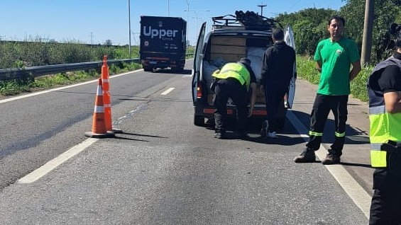 RedSegVial's tweet photo. 🚔 Hoy llevamos a cabo el primer megaoperativo con drones en #RN168.

🚓Nos facilita la intervención policial inmediata ante infracciones como motociclistas sin casco o maniobras temerarias. https://t.co/OBNQxCWOfy