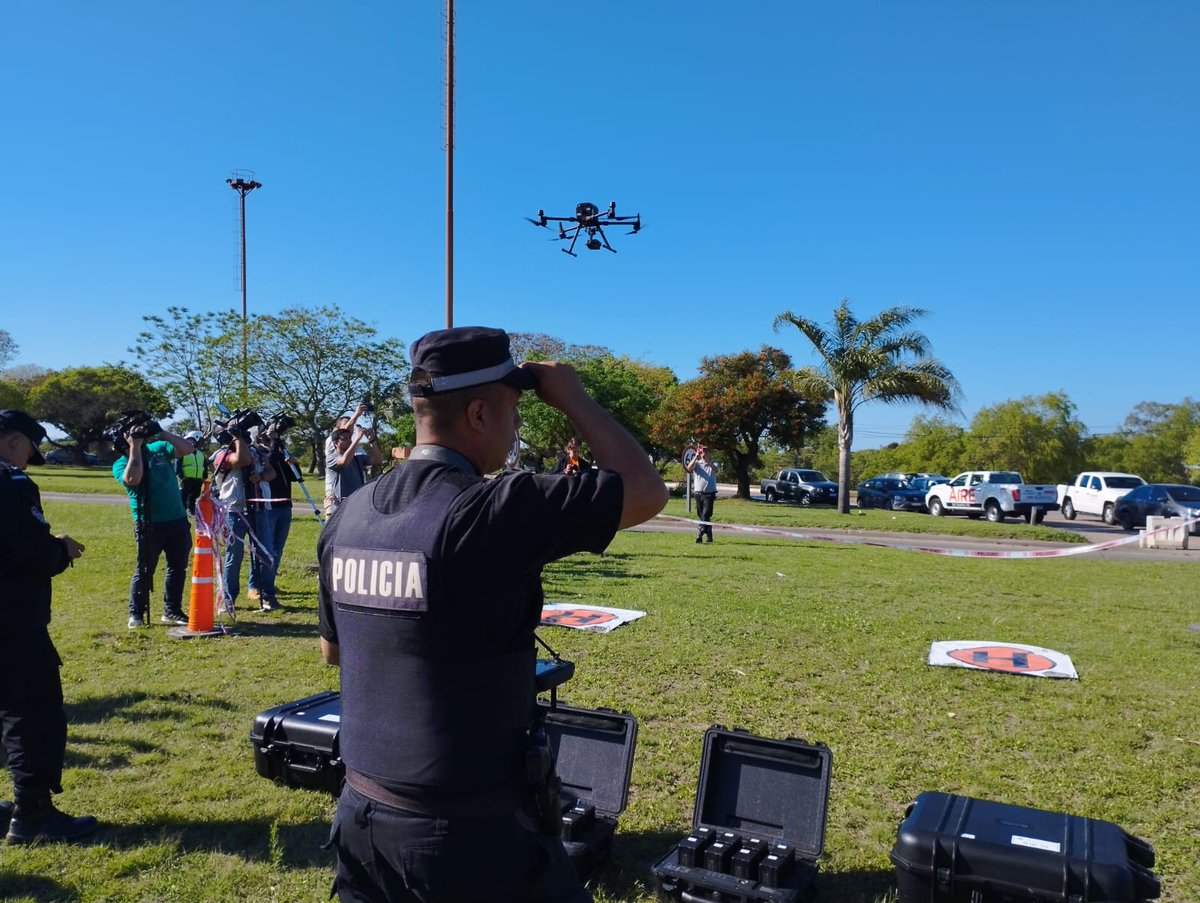 RedSegVial's tweet photo. 🚔 Hoy llevamos a cabo el primer megaoperativo con drones en #RN168.

🚓Nos facilita la intervención policial inmediata ante infracciones como motociclistas sin casco o maniobras temerarias. https://t.co/OBNQxCWOfy